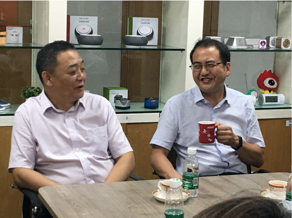 聊起双方熟悉的技术领域，刘军校长和陈芒都很开心