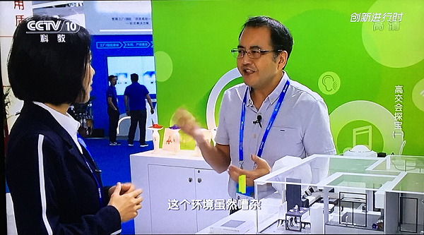 轻生活科技总设计师陈芒向央视记者讲解离线语音识别技术